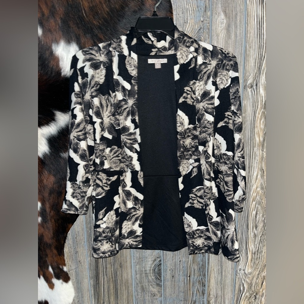 Roz & Ali size medium women’s black with light pink floral print cardigan